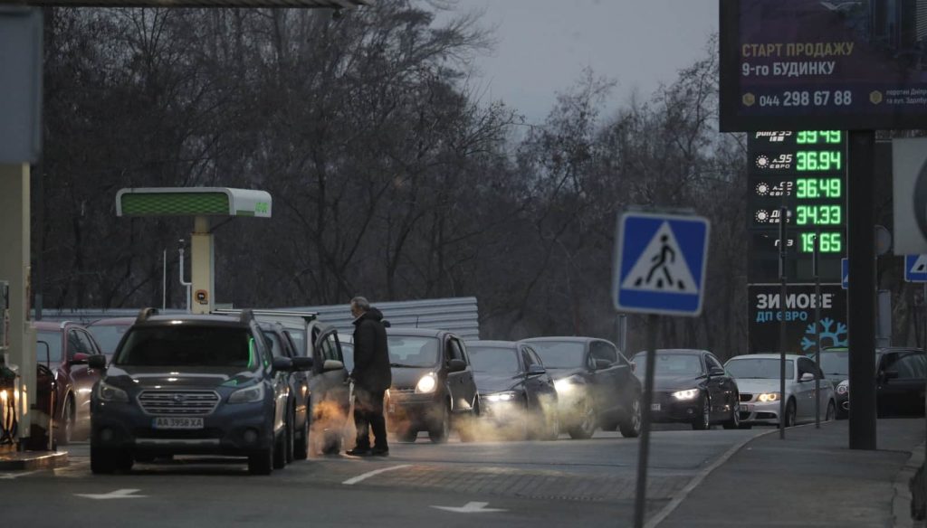 Samochody stoją w kolejce na stacji benzynowej w Kijowie.