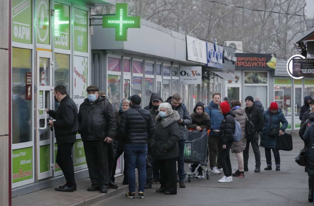 Ukraińcy stoją w kolejce przed apteką w Kijowie.