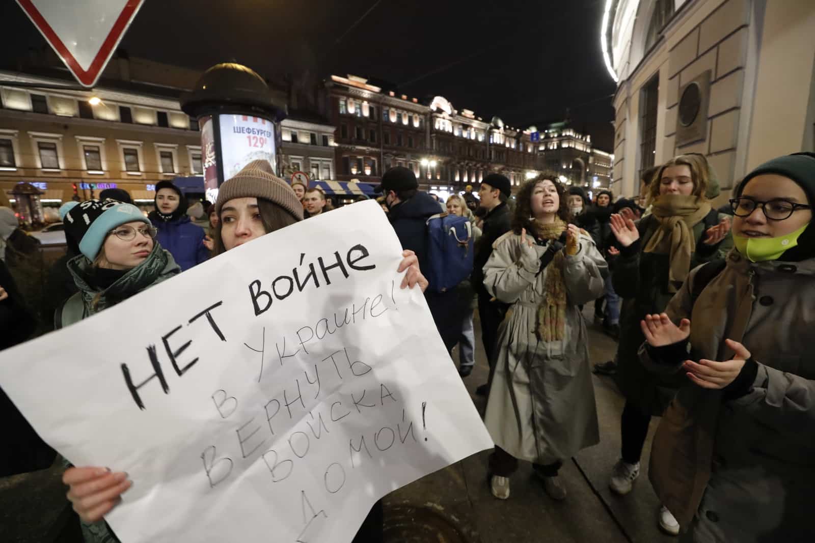 Antywojenny protest w St. Petersburgu.