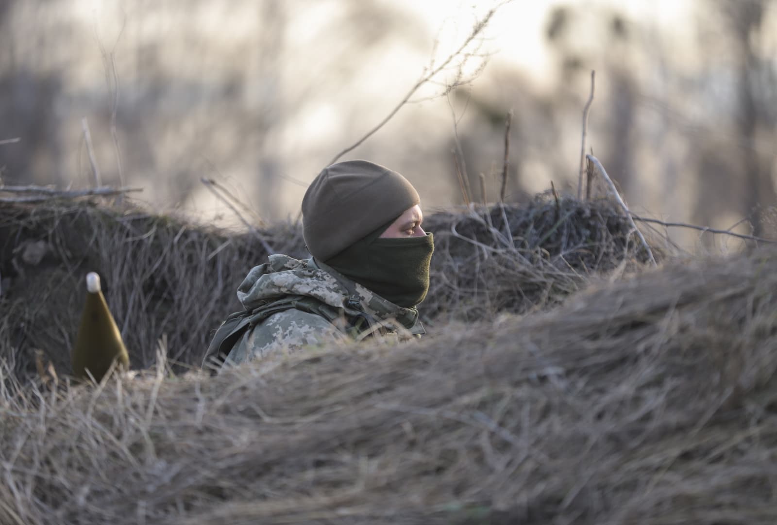 Ukraińscy żołnierze zajmują pozycje w ramach przygotowań do obrony pod Kijowem.