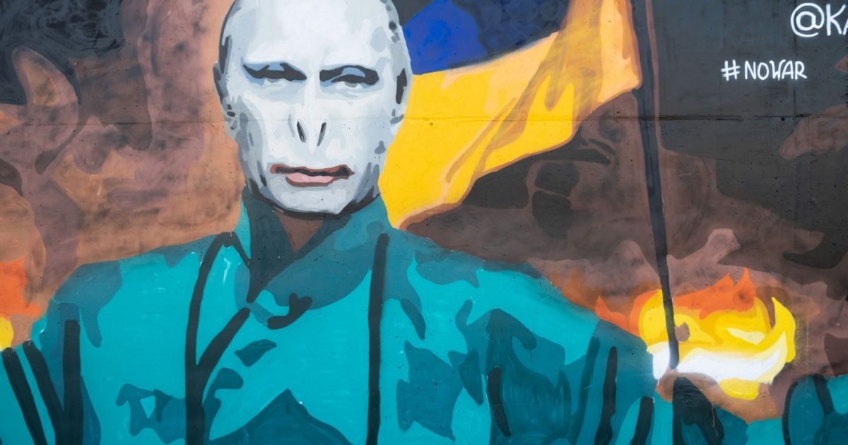 Antywojenny mural przedstawiający Voldemorta z twarzą Władimira Putina na ścianie przy ul. Hetmańskiej w Poznaniu.