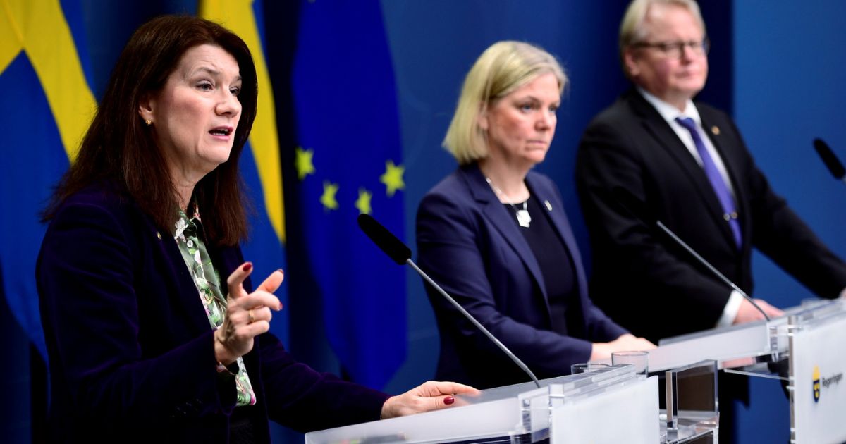 Szwedzka minister spraw zagranicznych Ann Linde, premier Magdalena Andersson i minister obrony Peter Hultqvist.