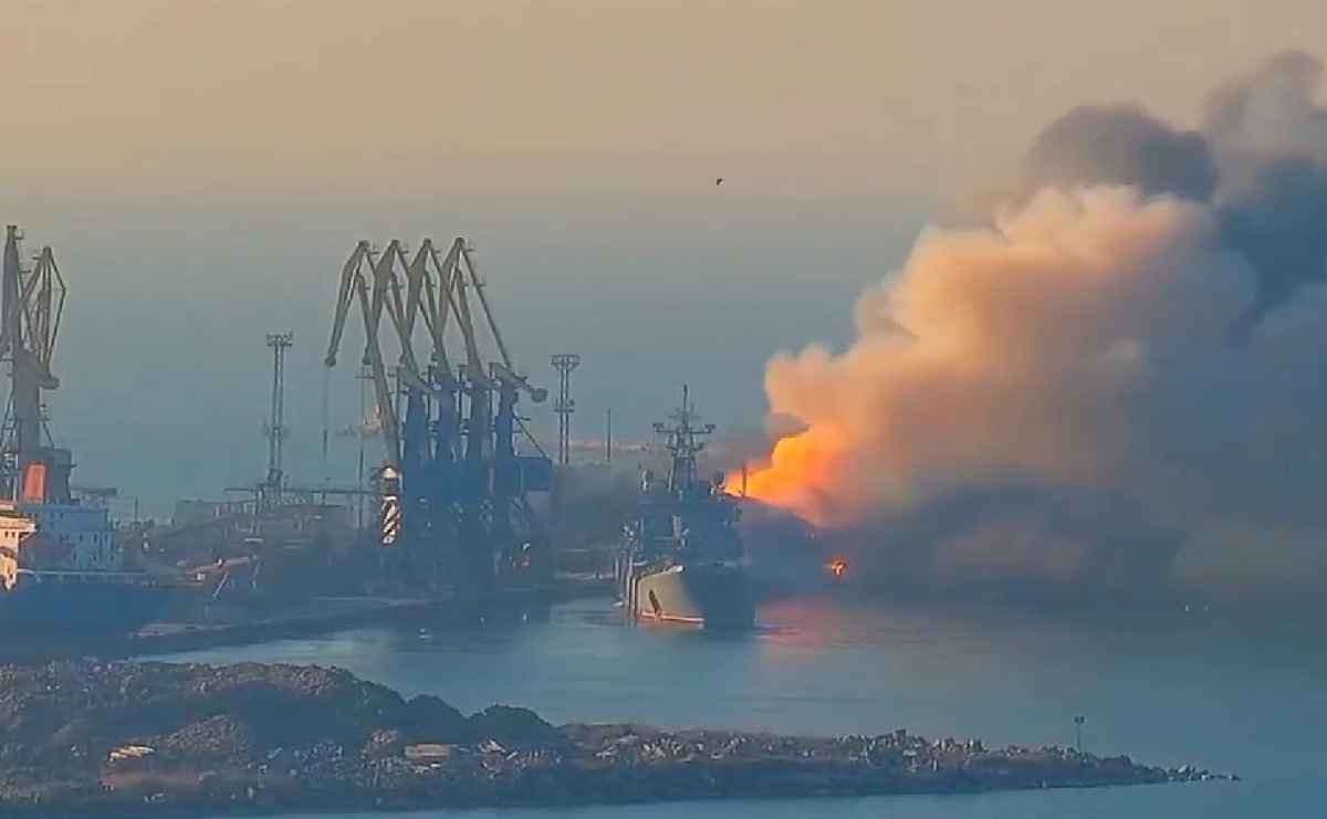 Rosyjski statek desantowy płonie