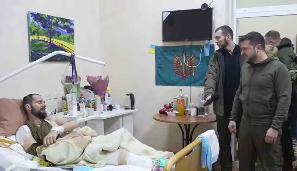 Zełenski odwiedza żołnierzy w szpitalu