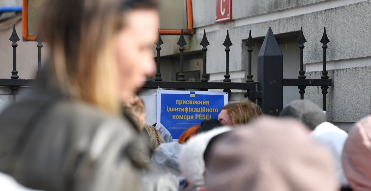 Tłumy Ukraińców przed urzędami miast