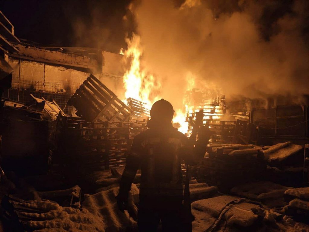 Pożar w magazynie po ostrzale w Siewierodoniecku, obwód ługański.