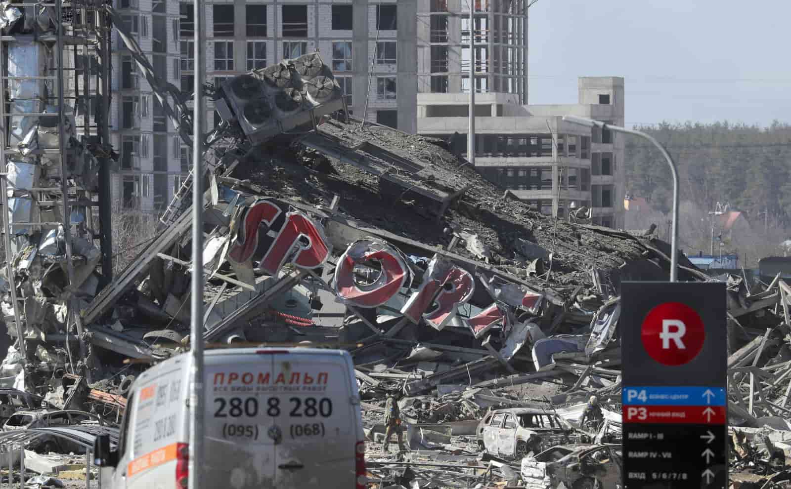 Ogólny widok na zniszczone centrum handlowe, które było celem rosyjskiego ataku w Kijowie.