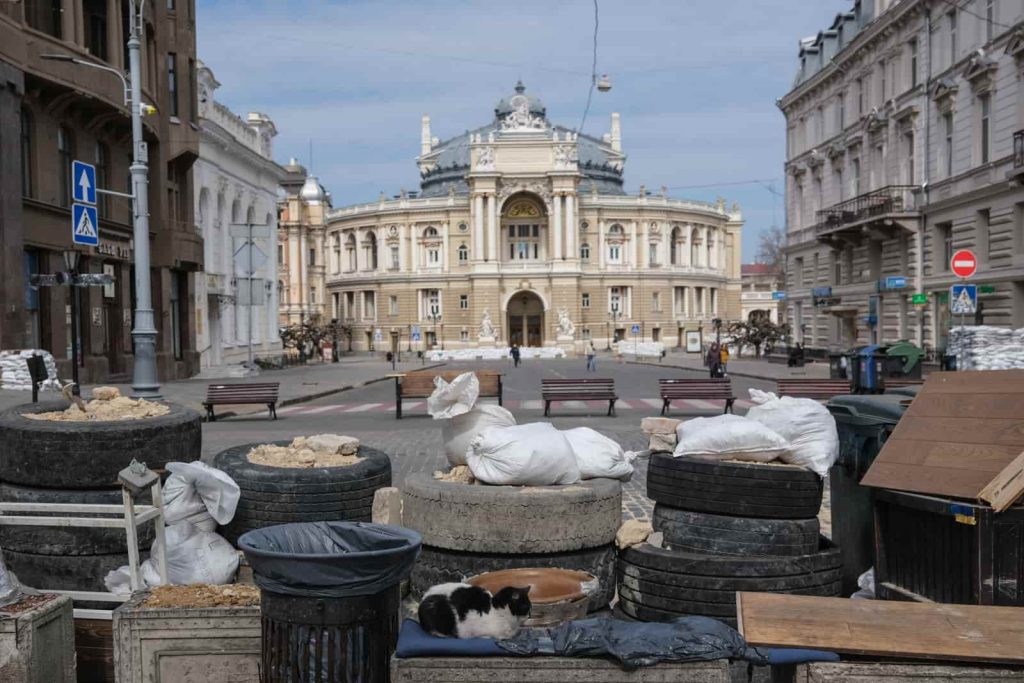 Odeski Narodowy Akademicki Teatr Opery i Baletu oraz jeden z symboli miasta za potężną barykadą, w mieście Odessa na południu Ukrainy.