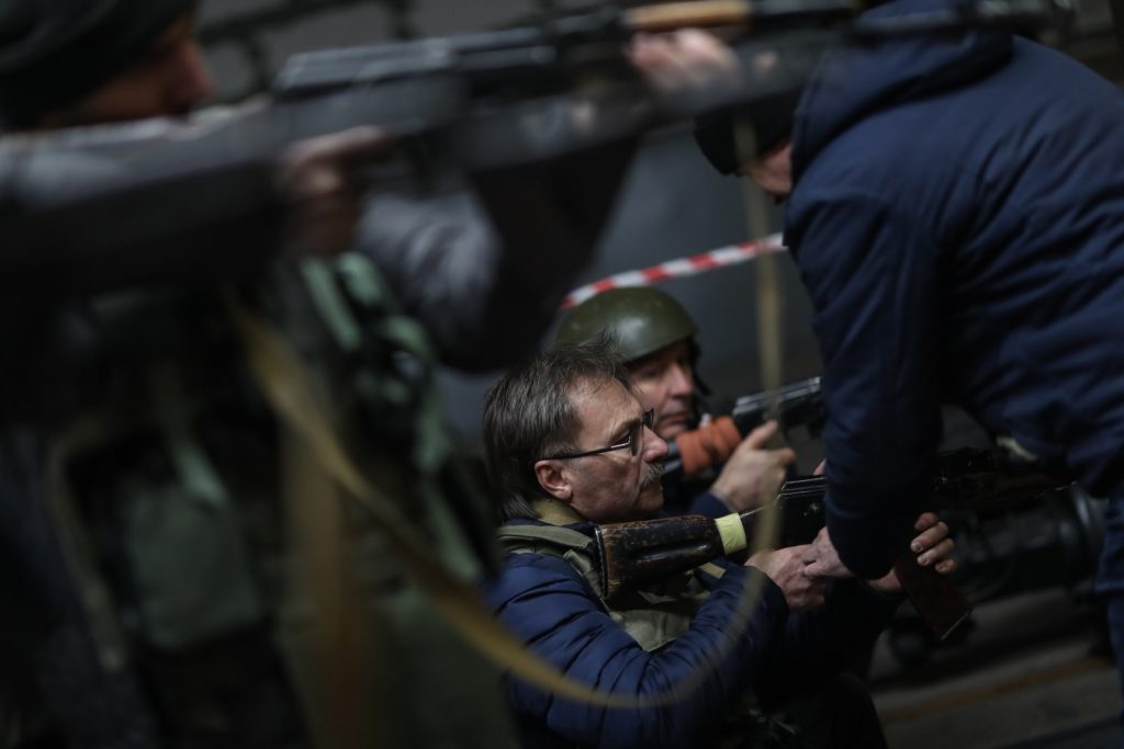 Mieszkańcy Odessy uczą się taktyki wojennej i obchodzenia się z bronią.