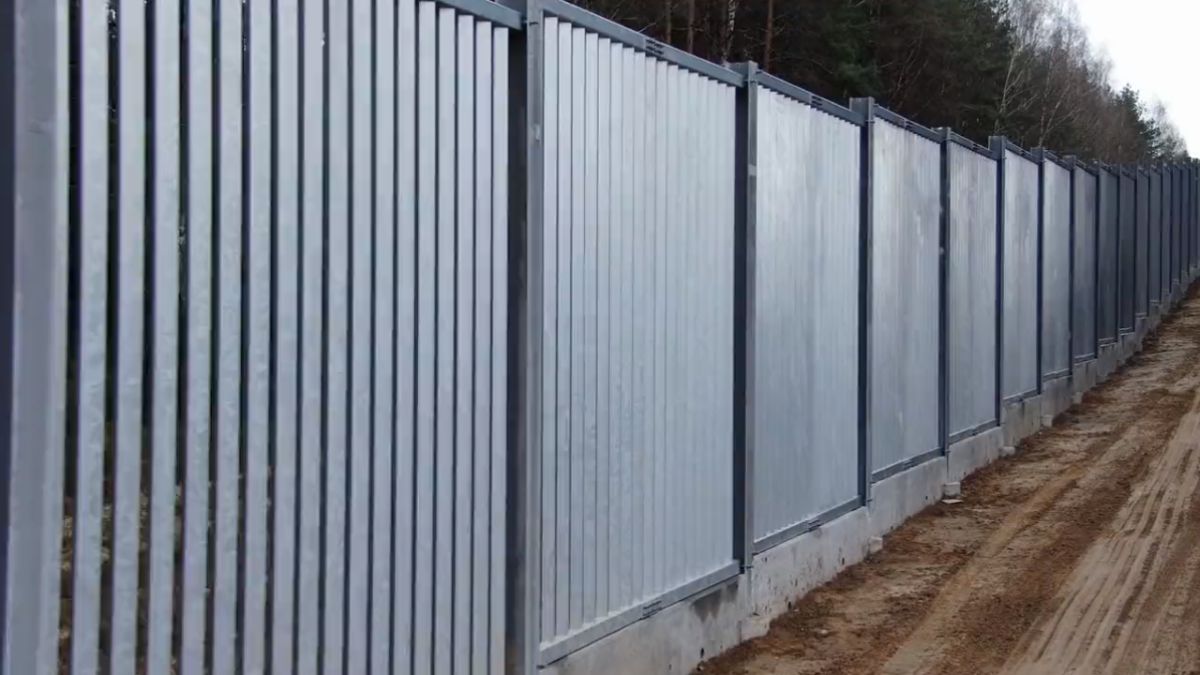 SG pokazała część muru na granicy z Białorusią
