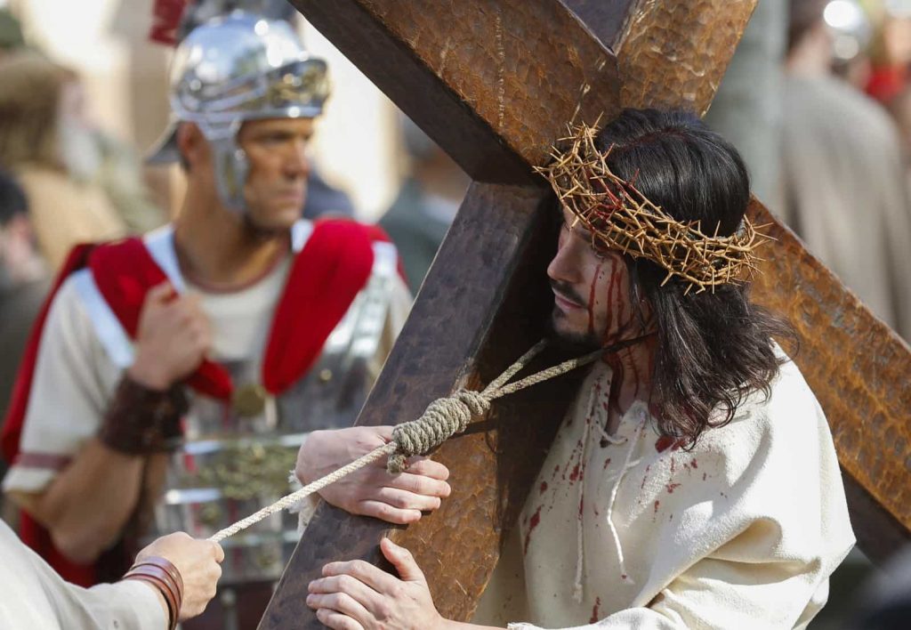 Mężczyzna odgrywający rolę Jezusa Chrystusa występuje podczas inscenizacji Męki Pańskiej w Wielki Piątek w mieście Balmaseda, Kraj Basków, północna Hiszpania.