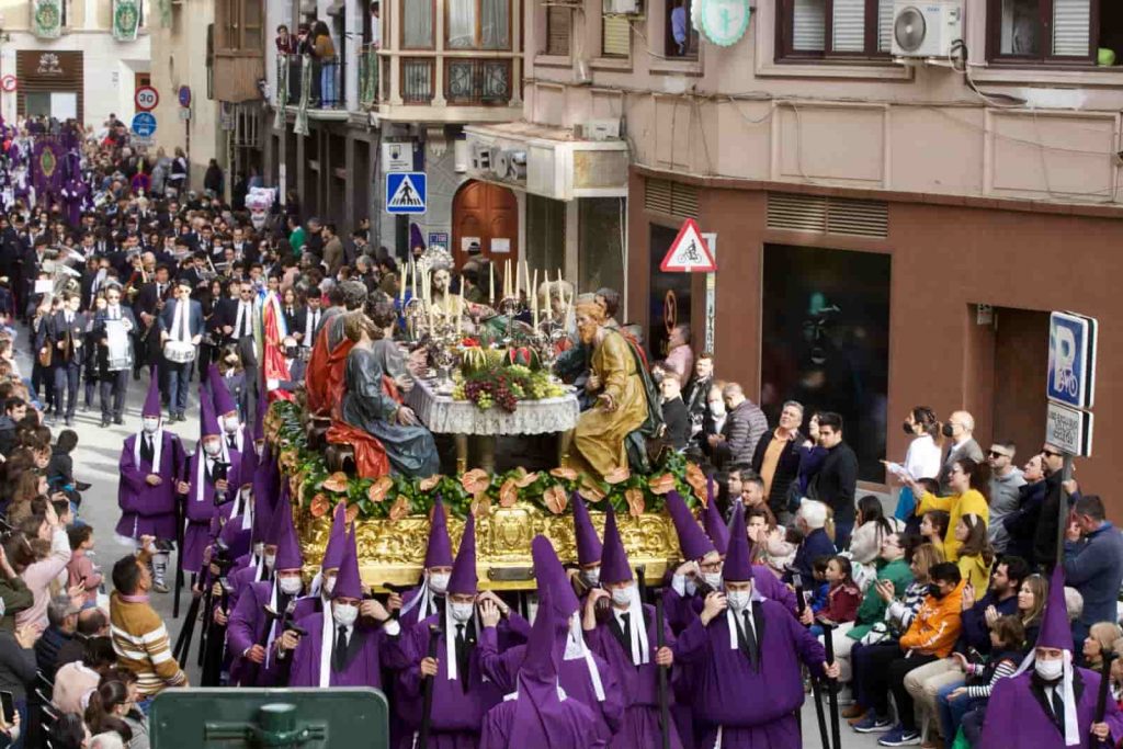 Grupa pokutników bierze udział w procesji z platformą przedstawiającą "Ostatnią Wieczerzę" w Wielki Piątek w Murcji, w południowo-wschodniej Hiszpanii.