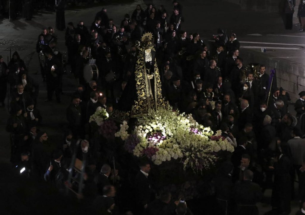 Rzeźba "Dziewica Samotności" (C) bierze udział w procesji w Wielki Piątek w Zamorze, północna Hiszpania, wczesnym rankiem 15 kwietnia 2022 r. Procesja rozpoczyna się krótko po północy w tak zwanej "Madruga" (Jutrzenka). 