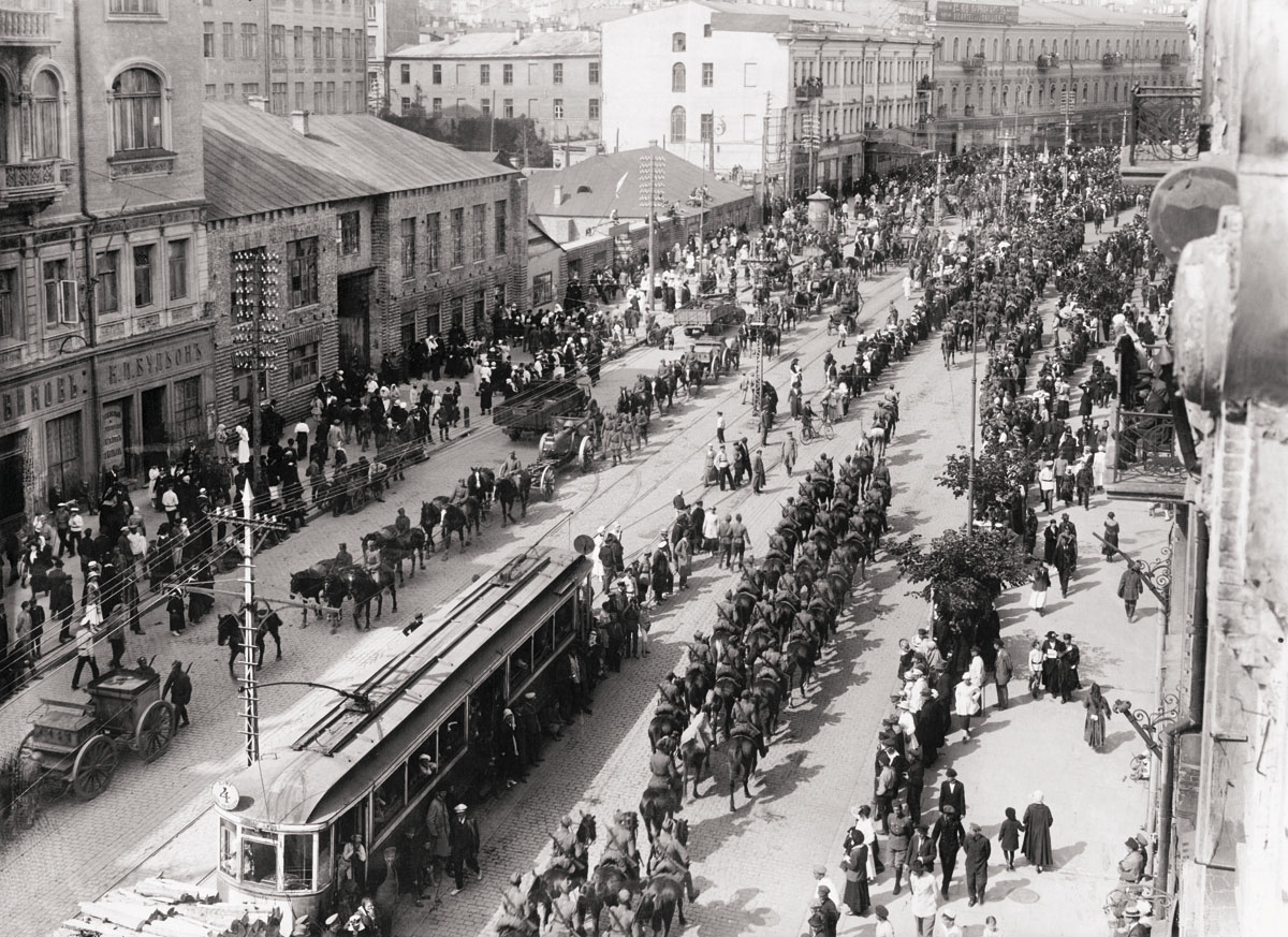 Polsko-ukraińscy żołnierze wkraczają do Kijowa, 1920.