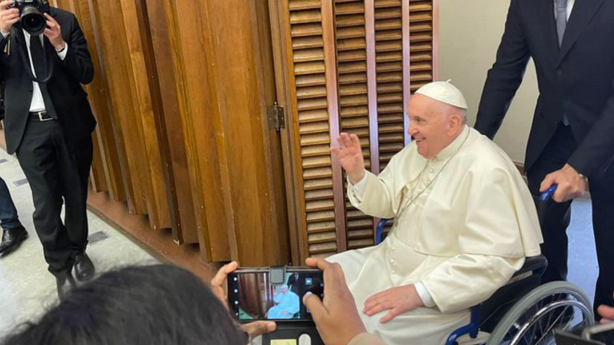 Papież na wózku po operacji kolana
