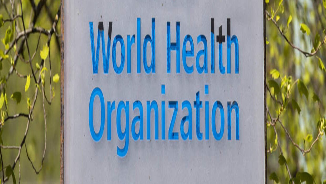 Logo i budynek WHO w Genewie.