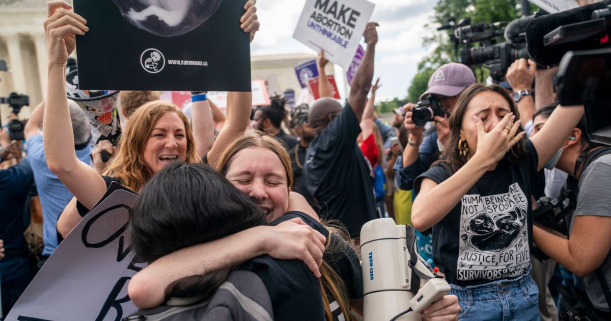 Grupa kobiet uczestniczących w demonstracji pro-life w Waszyngtonie w USA demonstruje swoją radość po wyroku Sądu Najwyższego ws. aborcji.