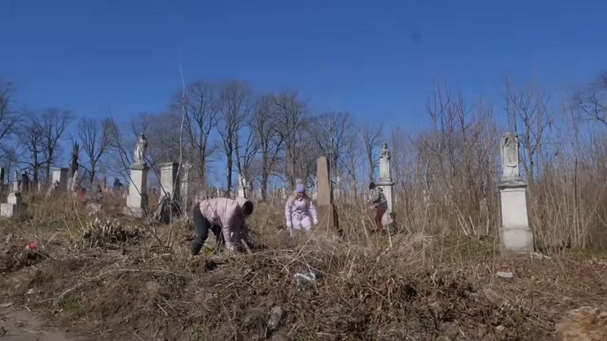 Ukraińcy posprzątali polski cmentarz w Zbarażu