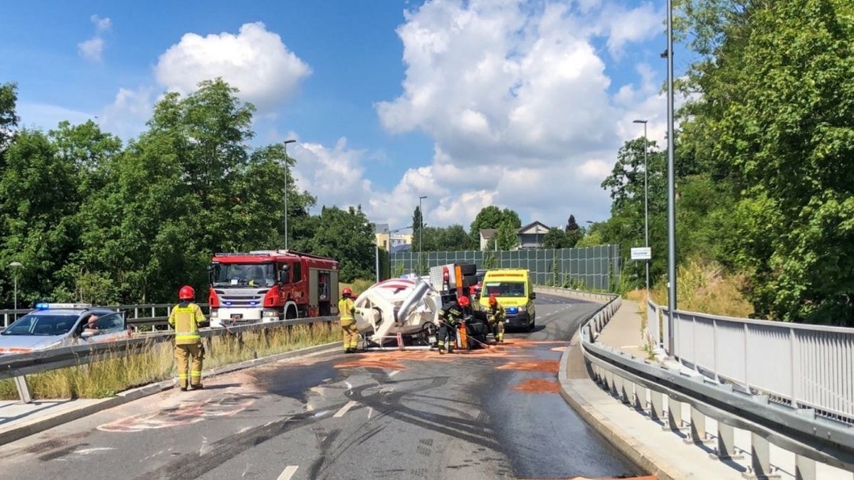W Warszawie przewróciła się betoniarka