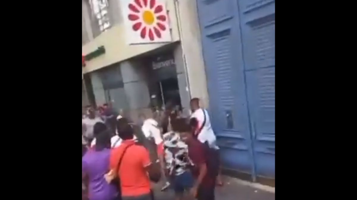 Francuska Antifa atakuje służby