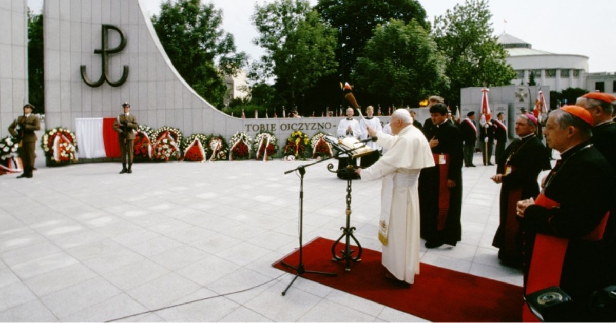 Jan Paweł II święci Pomnik Armii Krajowej i Polskiego Państwa Podziemnego w Warszawie w 1999 roku.