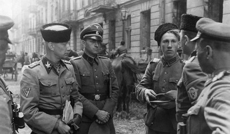 Generał Heinz Reinefarth w czapce kubance i 3 pułk Kozaków.