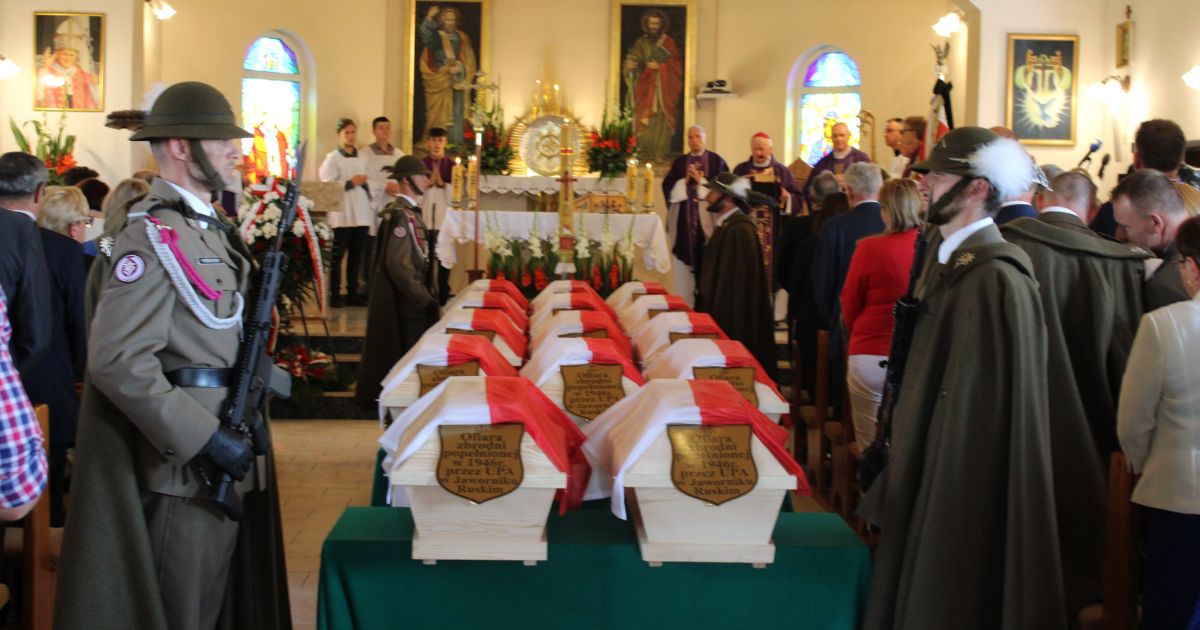 Jawornik Ruski - roczystości pogrzebowe 14 żołnierzy Wojska Polskiego zamordowanych w lipcu 1946 roku przez ukraińskich nacjonalistów.