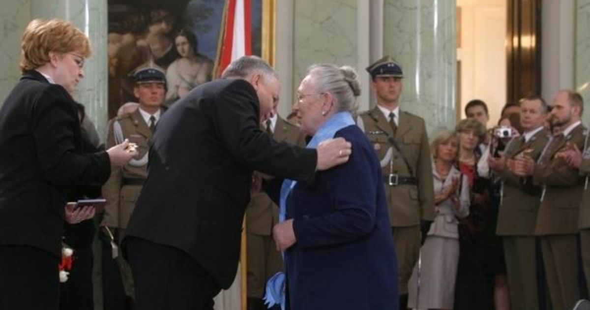 Prezydent Lech Kaczyński dekoruje Annę Walentynowicz Orderem Orła Białego, 3 maja 2006.
