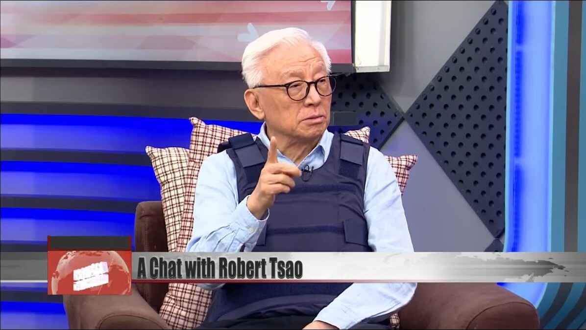 Robert Tsao w kamizelce kuloodpornej