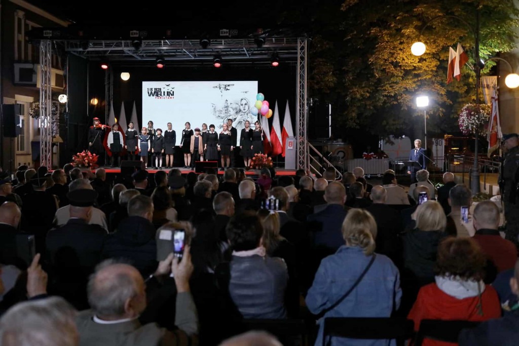 Występ artystyczny na placu Legionów w Wieluniu w ramach obchodów 83. rocznicy wybuchu II Wojny Światowej