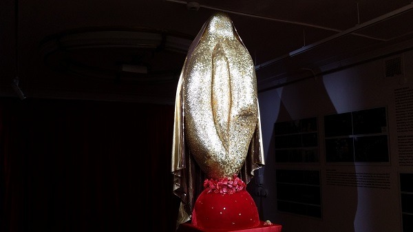 Rzeźba nosząca tytuł „Wilgotna Pani”.