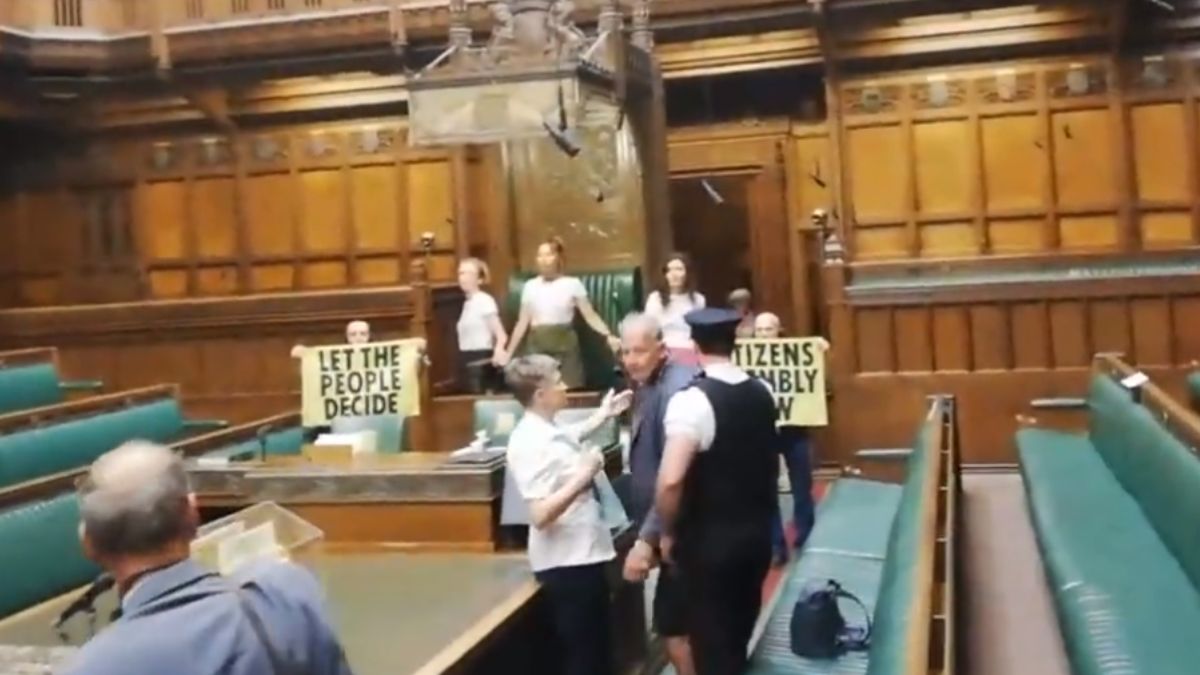 Ekoterroryści przykleili siędo podłogi w brytyjskim parlamencie