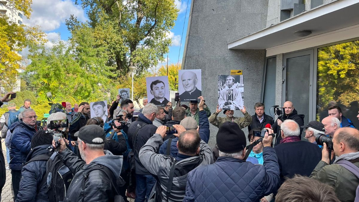 Protest przeciwko pochówkowi Urbana na Powązkach