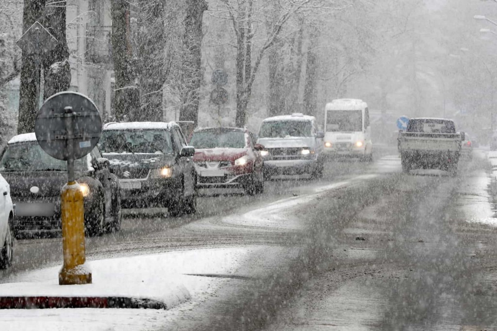 18.11.2022. Trudne warunki na drogach z powodu opadów śniegu w Zakopanem