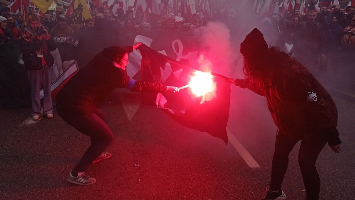 Działaczki MW spaliły logo Strajku Kobiet