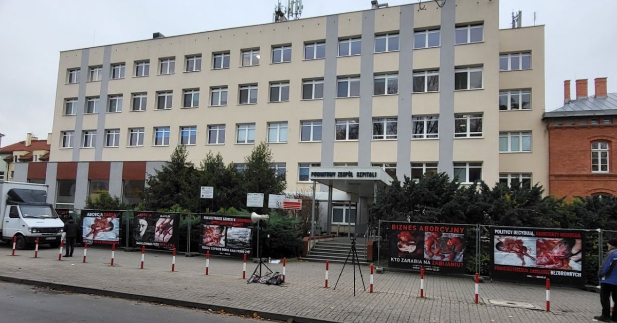 Plakaty Fundacji Pro-prawo do życia przed szpitalem w Oleśnicy