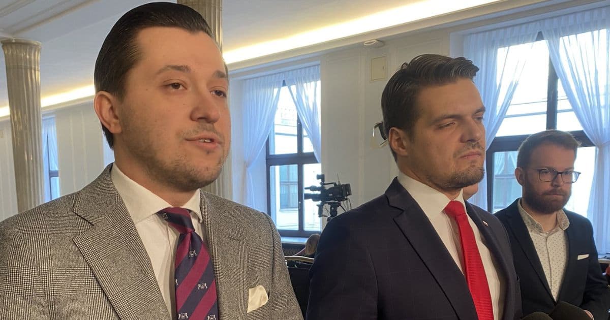 Jan Strzeżek i Michał Wypij podczas konferencji w Sejmie.