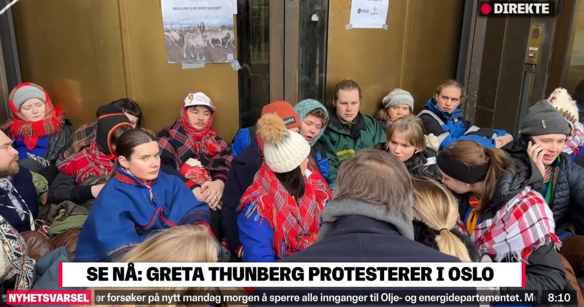 Protestujący przeciw wiatrakom na terenach Lapończyków. Wśród nich Greta Thunberg.